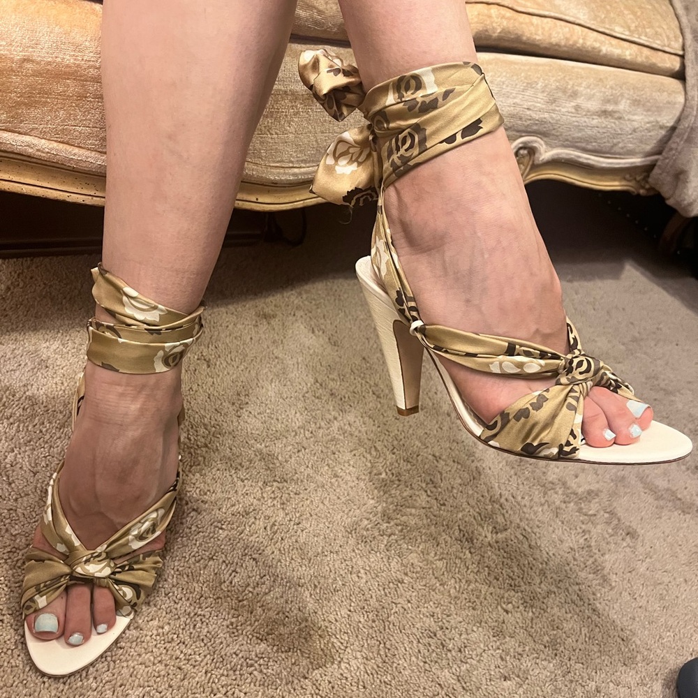 BCBGMaxAzria Taupe and off white  Silky Wrap Heels Sz 8 NEW!